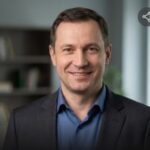 Профессиональный портрет русского предпринимателя, уверенный взгляд, юридические консультации для малого бизнеса.
